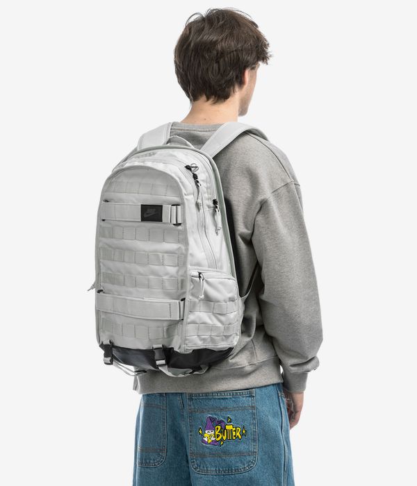 Nike SB RPM Backpack 26L (light silver black)