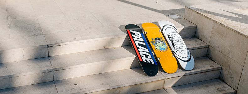 Skateboard Decks von Anti Hero Skateboards, skatedeluxe und Polar Skate Co. mit unterschiedlichen Grafiken