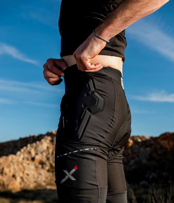 G-Form Pro-X4 Spodenki Ochronne (black)