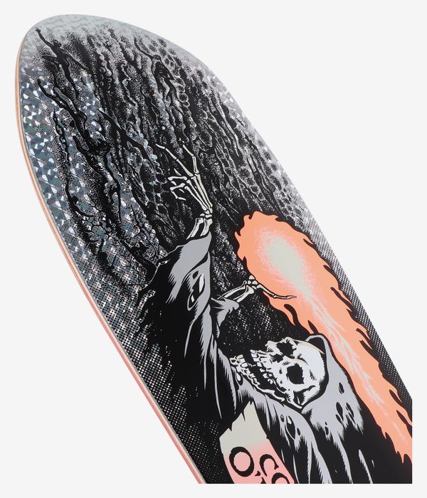 Gros plan sur la planche de skateboard « Santa Cruz O'Brien Reaper Reissue » de 9,85 pouces : surface noire ornée d'un crâne de faucheur et d'une main squelettique dessinés dans un style cartoon, rehaussée de flammes roses et orange et d'un bord holographique argenté ; image studio nette ; fond blanc