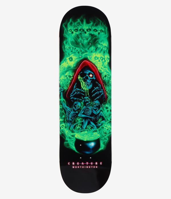 Creature Worthington Terror Sight Pro 8,75"-Skateboard-Deck, Ansicht von unten, schwarzes Deck mit neongrünen Flammen, einem Totenkopf mit roter Kapuze, blauen Skeletten, sich wiederholenden Geister-Totenköpfen und den Schriftzügen „Creature“ und „Worthington“. Sauberes Studiobild; weißer Hintergrund.