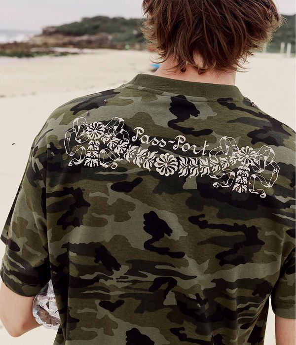 Passport Kollaasi T-Shirt (woodland camo)