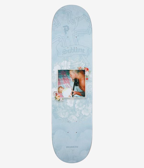 „Primitive x Sublime Rhythm“ 8-Zoll-Skateboard-Deck, Ansicht von unten: hellblaues Deck mit Farbverlauf, in der Mitte ein Vintage-Fotoporträt, umrahmt von weißen Blumenillustrationen und rosa-grünen Rosen, mit einem „Sublime“-Banner und kleinem „Primitive“-Schriftzug. Klares Studiobild; weißer Hintergrund.