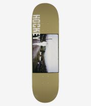 Planche de skateboard HOCKEY « Stain Priest's Leap Shape #2 » de 8,44 pouces, vue de dessous — planche de couleur beige avec, au centre, un panneau photographique rectangulaire représentant une silhouette humaine blanche, des moutons en train de paître et des éléments ruraux ; grand logo HOCKEY blanc vertical à gauche. Image studio nette ; fond blanc.