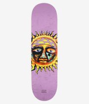 Primitive x Sublime Rise 8,5-Zoll-Skateboard-Deck, Ansicht von unten: hellrosa Deck mit großem, illustriertem, gelb-orangefarbenem Sonnenmotiv (Bandana, schädelartige Wange, kleine Gesichter) sowie den Schriftzügen „Sublime“ und „Primitive“. Klares Studiobild; weißer Hintergrund.