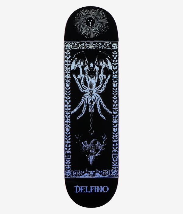 Deathwish Delfino Ritual 8,5"-Skateboard-Deck, Ansicht von unten: schwarzes Deck mit hellblauem, illustriertem Gothic-Motiv – strahlende Sonne/Gesicht, Spinne in der Mitte, Hirschschädel mit Geweih und verzierten Rankenrändern; Schriftzug „Delfino“ unten. Scharfes Studiobild; weißer Hintergrund.