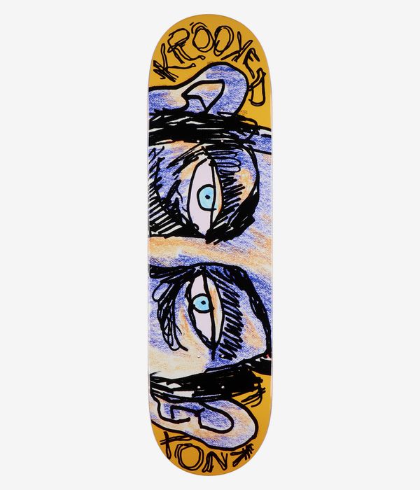 Planche de skateboard Krooked Knox Watcher 8,5 pouces, vue de dessous : fond jaune orné d’une succession de visages illustrés, chacun doté d’un seul œil bleu, de contours noirs esquissés et du texte « Krooked » dessiné à la main. Image studio nette ; fond blanc.
